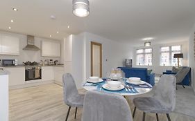 Just Launched! Stylish 2-Bed Flat - Sleeps 6 - Free Parking